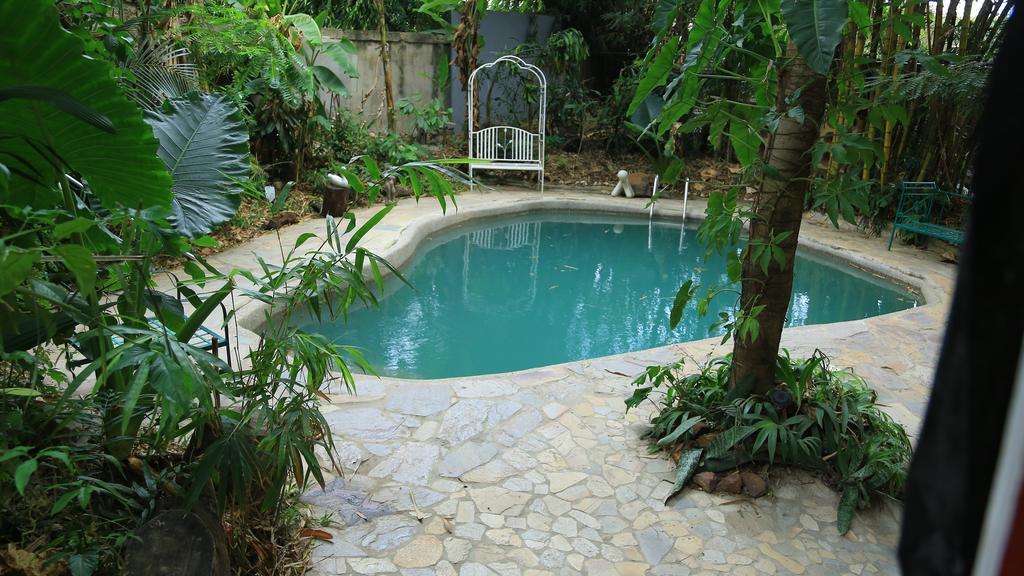 Bushman Cafe Hotel อาบีจาน ภายนอก รูปภาพ