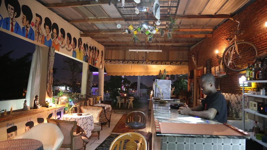 Bushman Cafe Hotel อาบีจาน ภายนอก รูปภาพ