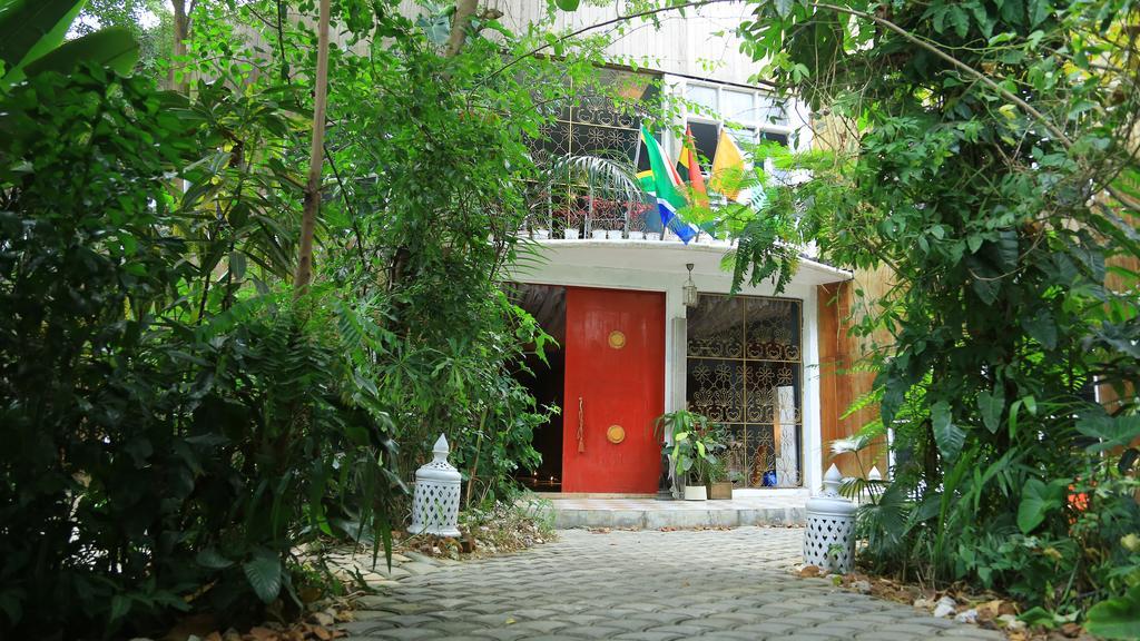 Bushman Cafe Hotel อาบีจาน ภายนอก รูปภาพ