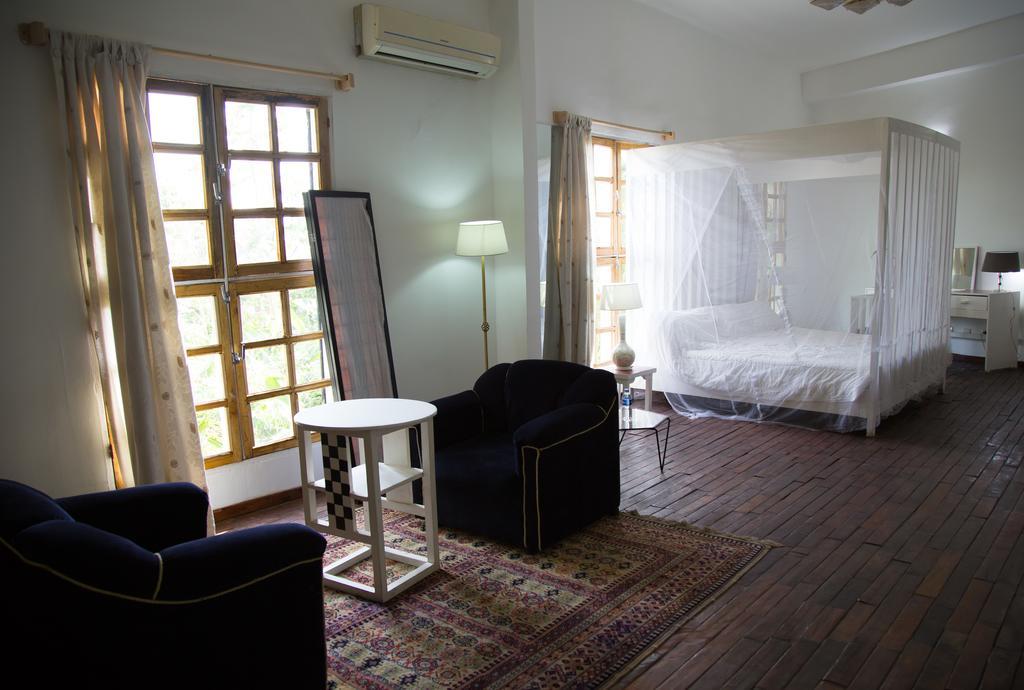 Bushman Cafe Hotel อาบีจาน ภายนอก รูปภาพ