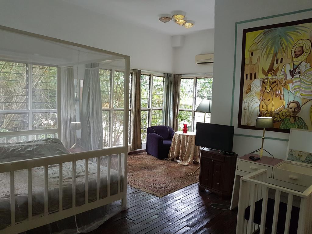 Bushman Cafe Hotel อาบีจาน ภายนอก รูปภาพ