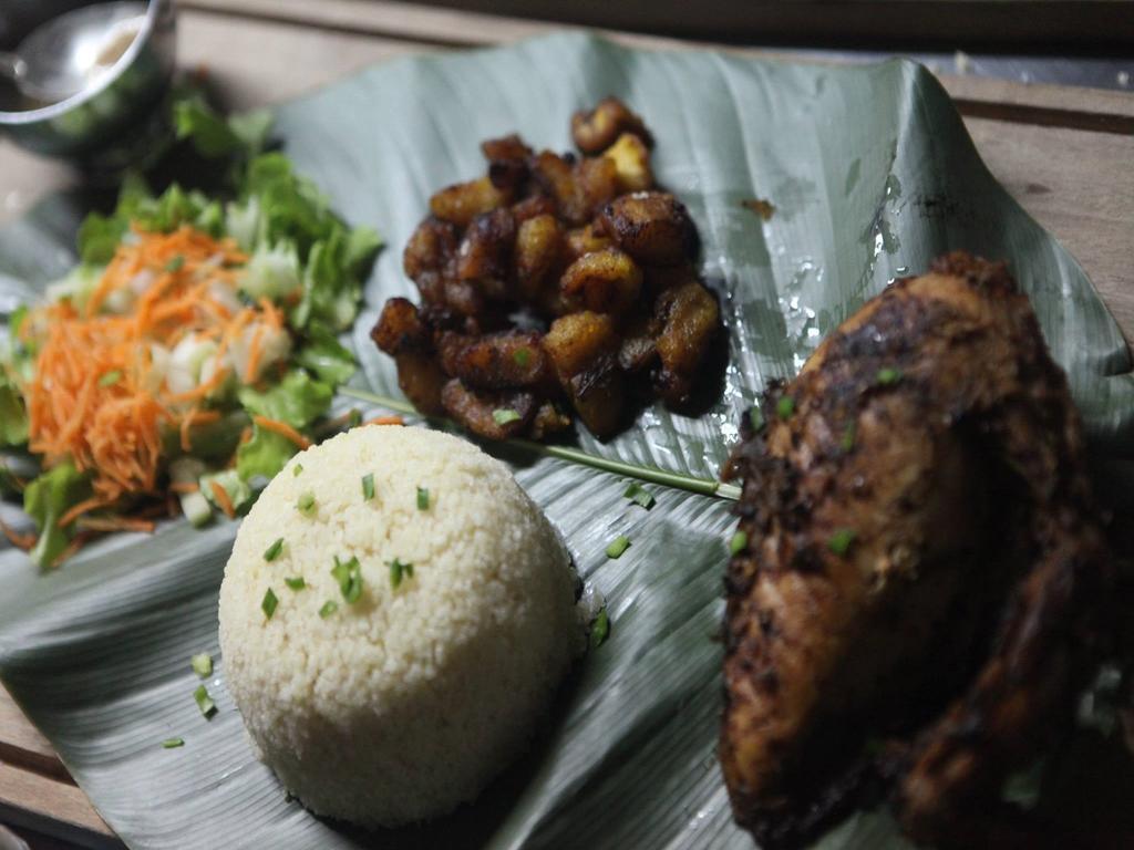 Bushman Cafe Hotel อาบีจาน ภายนอก รูปภาพ